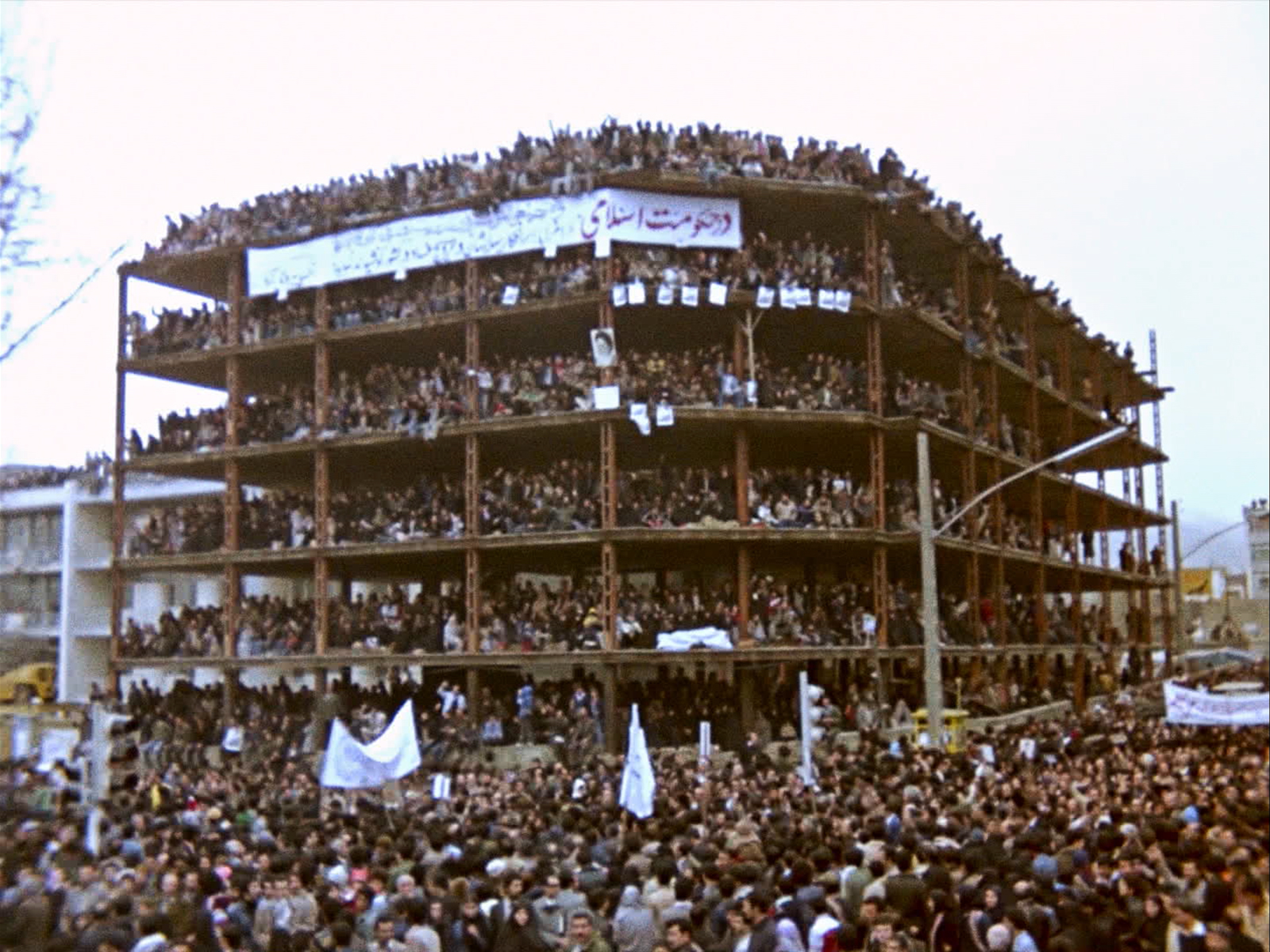 BETWEEN REVOLUTIONS / Între revoluții (Reihe: FILM & PROTEST)