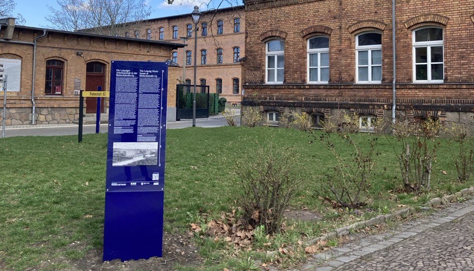 Präsentation der Stelen auf dem Gelände der Riebeckstraße 63 und der englischen Broschüre