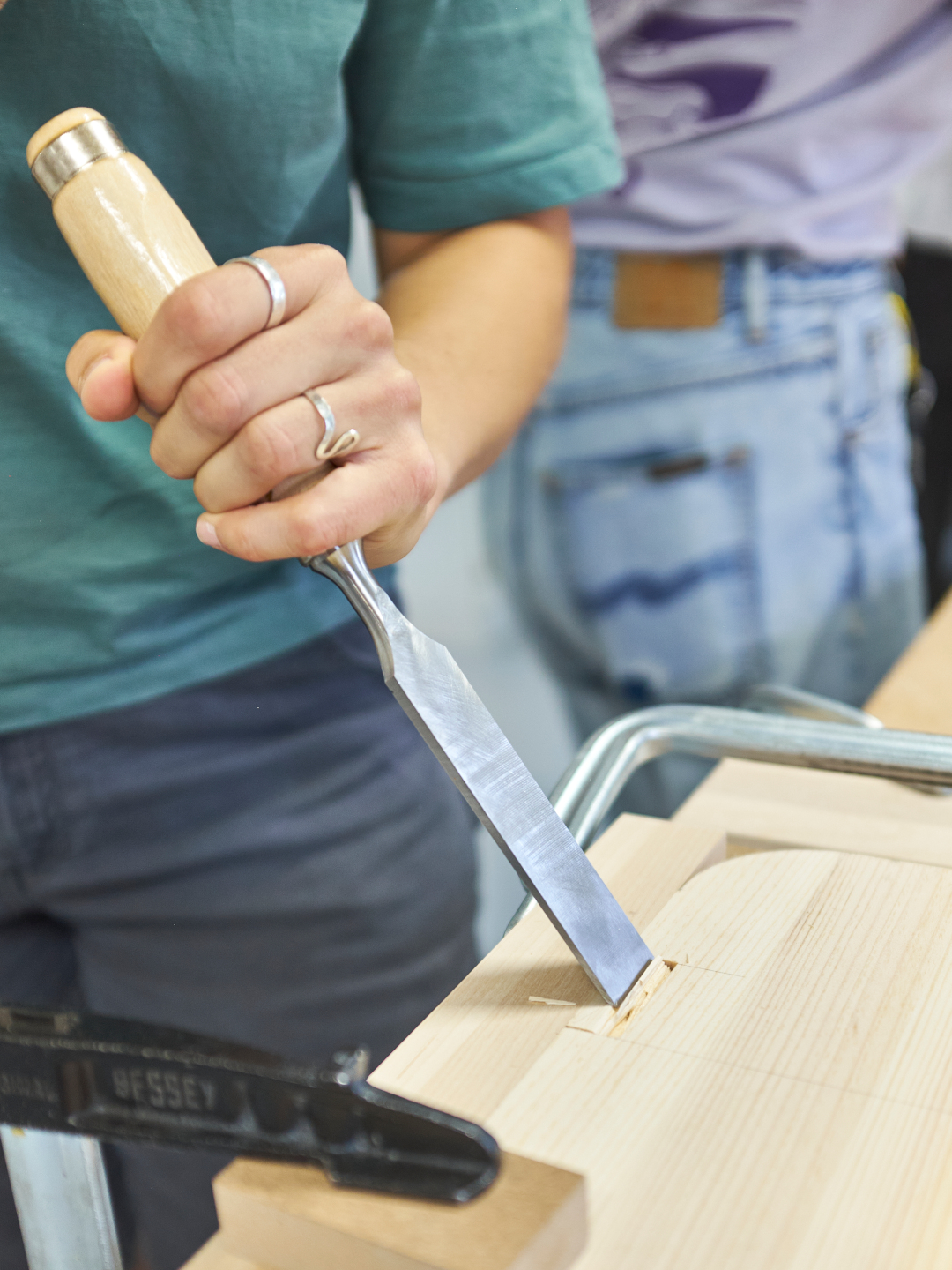 FLINTA* Holzhandwerkskurs: Wandregal aus Vollholz mit Linoleum-Ablage
